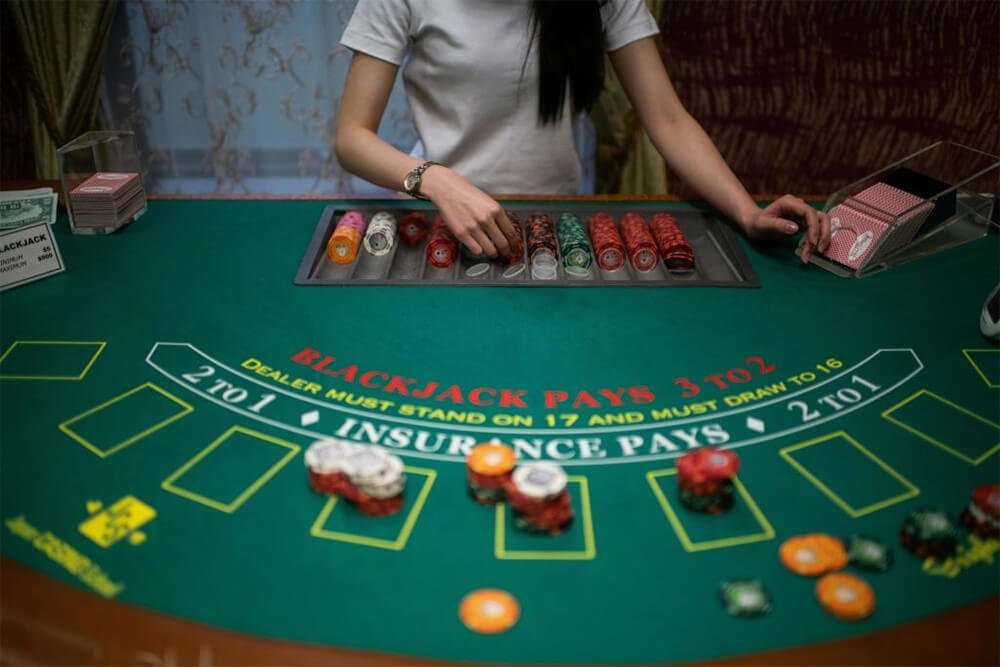 Hướng dẫn các cách chơi game bài xì dách (Blackjack) luôn ăn tiền tại Jun88